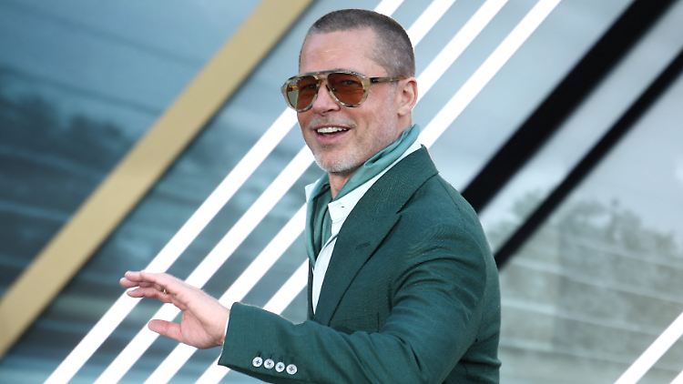 Hollywoodstar Brad Pitt posiert auf dem roten Teppich bei der Europapremiere seines neuen Actionstreifens "F1" in London. 