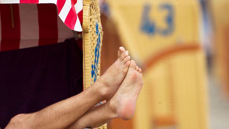 Endlich mal die Füße hochlegen: Selbstständige und Freiberufler müssen oft viel organisieren, bevor sie sich in eine Auszeit verabschieden können.