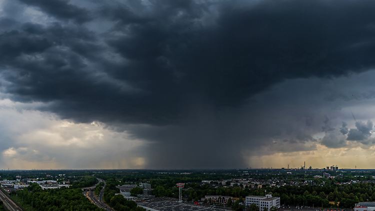 Dunkle Gewitterwolken über der Stadt Duisburg. 