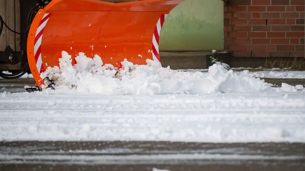 Der-Winterdienst-beraeumt-ein-Betriebsgelaende
