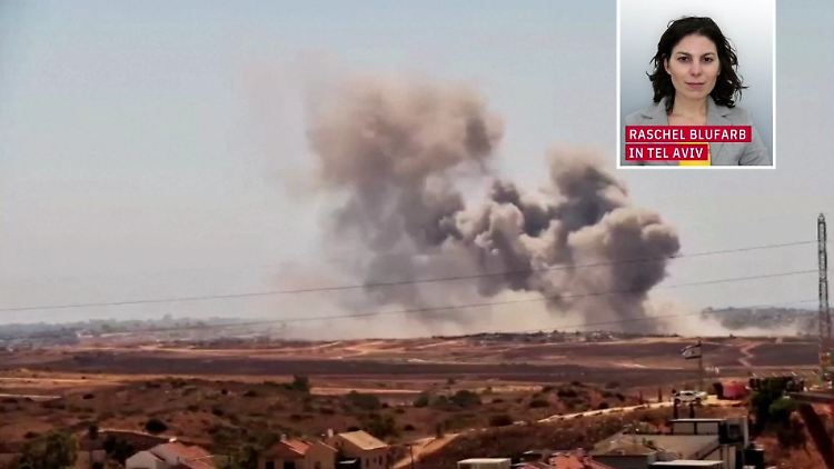 Raschel Blufarb Phoner.jpg