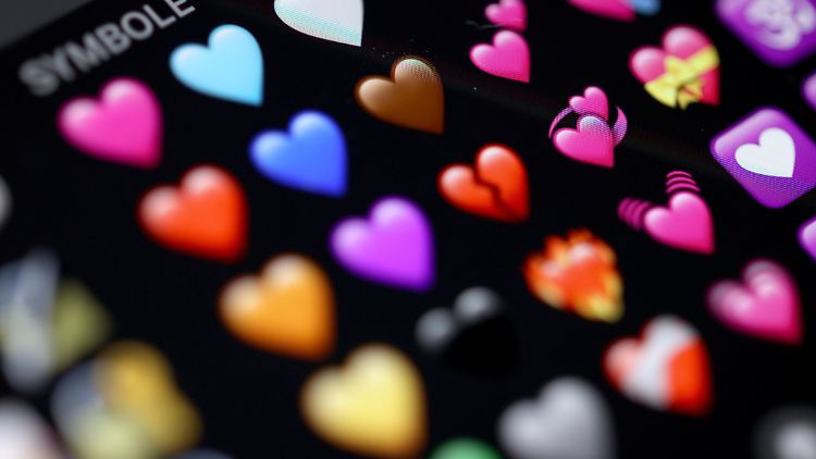 Werden Nachrichten mit Emojis gespickt, führt das oftmals  zur größerer empfundener Nähe innerhalb in einer  Freundschaft. 
