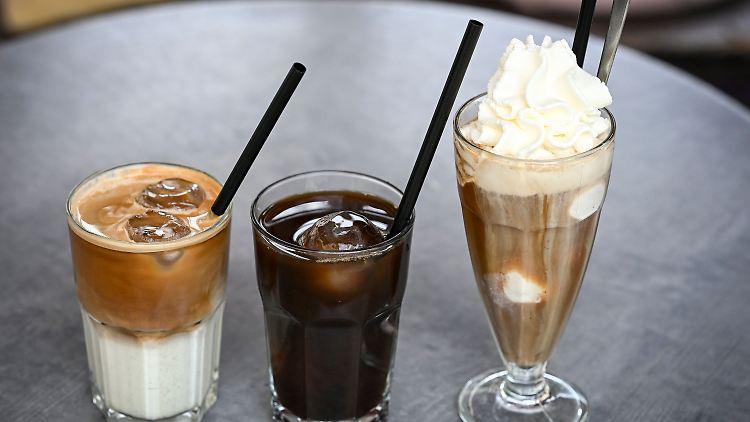 Iced Latte, Eiskaffee mit Eiswürfeln und klassischer Eiskaffee mit Vanilleeis und Sahne (l-r), die Möglichkeiten sind groß.