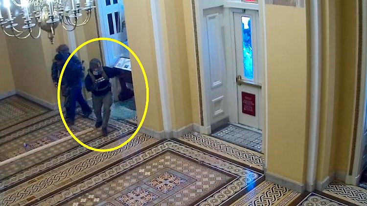 Dieses Foto zeigt Edward Kelley beim Betreten des US-Kapitols in Washington am 6. Januar 2021.