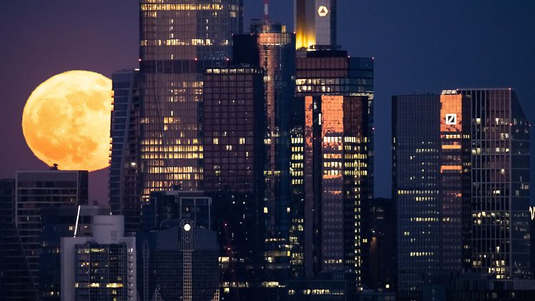 Das Bankenviertel in Frankfurt am Main im Zwielicht des Vollmondes.
