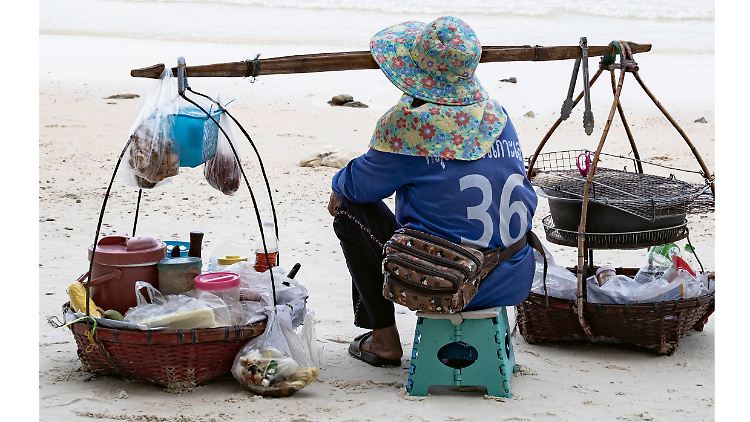 Alles, was man braucht: Entspannung, einen Grill, leckeres Essen - und den Blick aufs weite Meer.