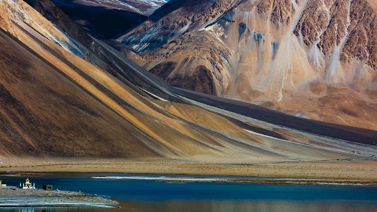 "Deserts" – die Faszination Wüste in einem großartigen Bildband. (Foto: Pangong Tso Lake, Himalaya, Indien)