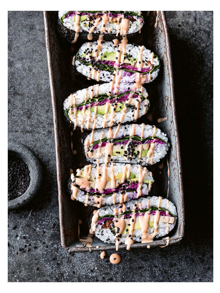 Diese Onigirazu sind "Sushi für Anfänger", denn sie kommen ohne aufwendiges Rollen aus.