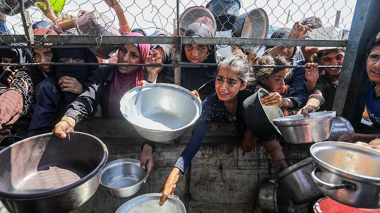 Hungernde Palästinenser an einer Ausgabestelle für Nahrungsmittelhilfe am Donnerstag in Khan Yunis