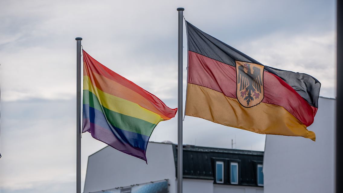 "Wir hoffen, mit dem deutlichen Zeichen gerade all jene zu erreichen, die seinerzeit im Wehrdienst auf ihre sexuelle Orientierung reduziert wurden", heißt es aus dem Ministerium.