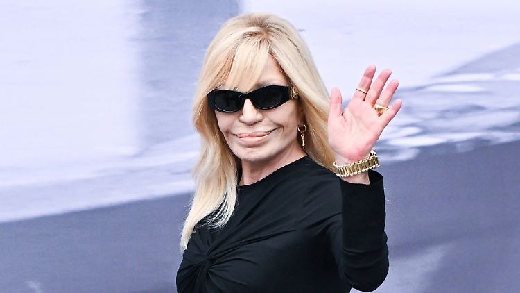 Arrivederci! Donatella Versace tritt mit einem Fotoshooting der Extraklasse ab.