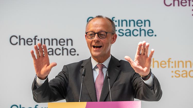 Kanzler Merz gibt in seiner Rede bei der "Initiative Chef:innensache" Frauen ungebeten Tipps.