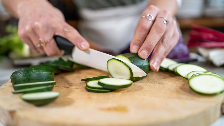 Zucchini werden meist gekocht, gebraten oder überbacken verspeist. Doch roh essen? Eine Expertin weiß Rat.