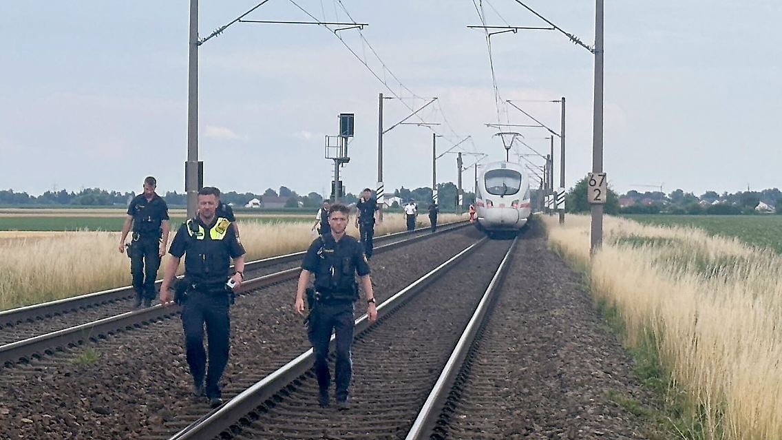 Die Polizei ist mit einem Großaufgebot vor Ort. Der ICE ist bei Straßkirchen mit 500 Menschen an Bord stehen geblieben.