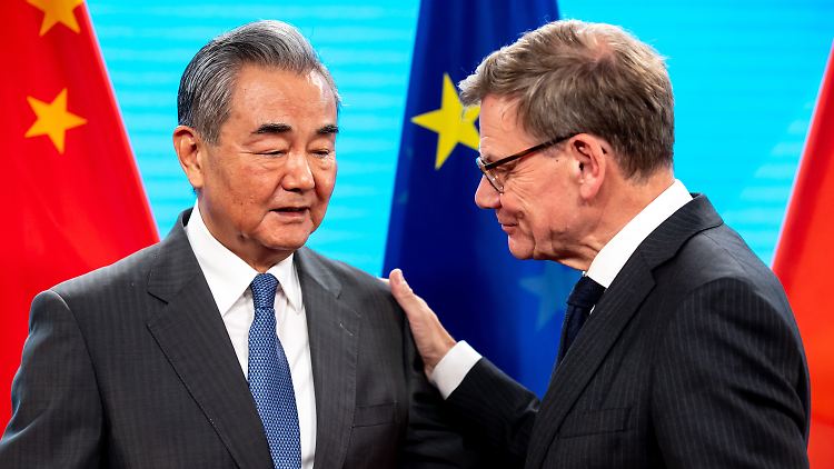 Chinas Außenminister Wang (l.) teilt in Berlin mit, Peking wolle sich mit der neuen Bundesregierung auf die wirtschaftliche Entwicklung fokussieren.