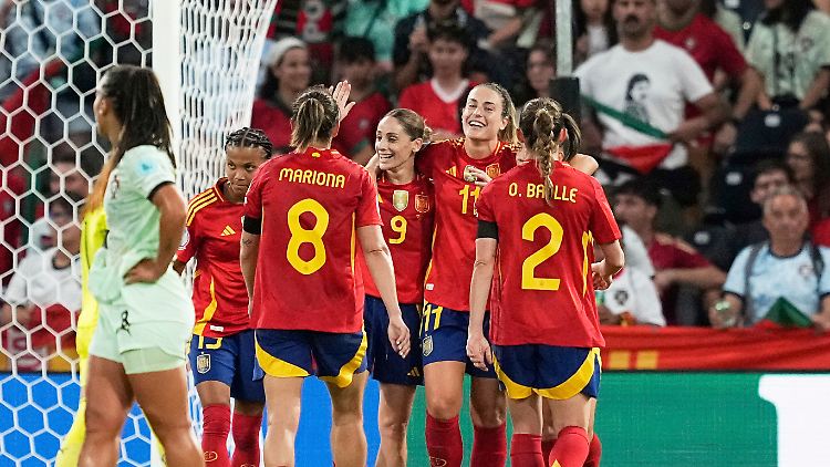 Die Spanierin Alexia Putellas (Mitte rechts) jubelt nach dem dritten Tor ihrer Mannschaft.