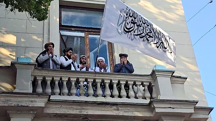 Die Nationalflagge des Islamischen Emirats Afghanistan wird erstmals auf dem Balkon der afghanischen Botschaft in Moskau geschwenkt. 