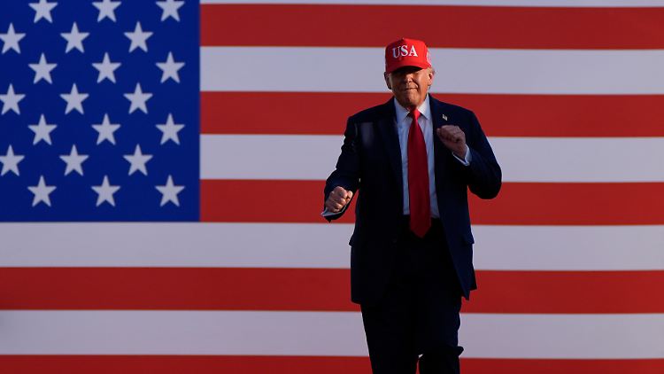 "Dieses Gesetz enthält die größte Steuersenkung in der amerikanischen Geschichte", verspricht Trump großspurig.
