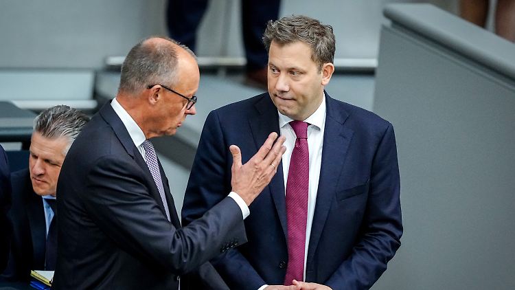 Merz und Klingbeil verteidigen den Kurs bei der Stromsteuer mit Haushaltszwängen. 