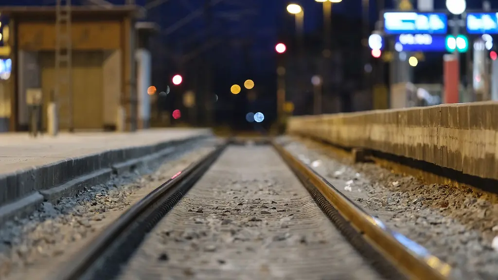 Ein-leeres-Gleis-liegt-in-einem-Bahnhof