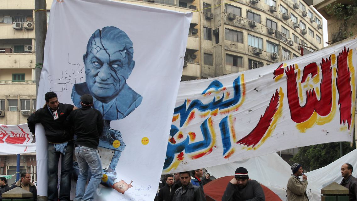 Das ägyptische Volk geht auf die Barrikaden: Mubarak lehnt einen sofortigen Rücktritt erneut ab.