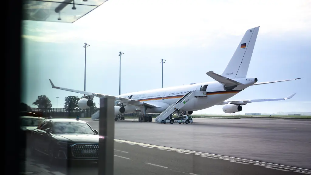 Der-Regierungsflieger-A340-steht-defekt-auf-dem-Flughafen-BER-in-Berlin-Das-Flugzeug-sollte-Aussenministerin-Baerbock-nach-Saudi-Arabien-und-Katar-bringen