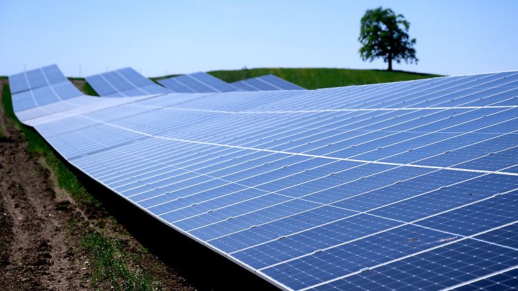 "Die Solarisierung von Dächern, Fassaden und Freiflächen darf nicht nachlassen", mahnt der Chef des Bundesverbandes Solarwirtschaft, Carsten Körnig. 