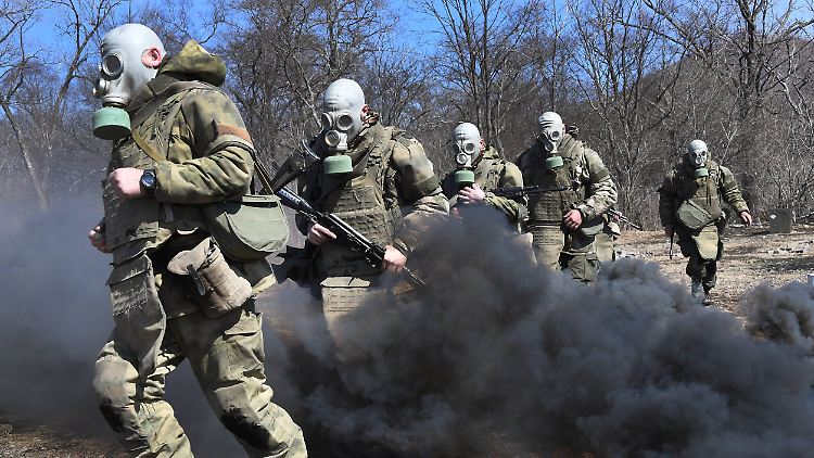Russische Marinesoldaten mit Gasmasken während einer Übung. 