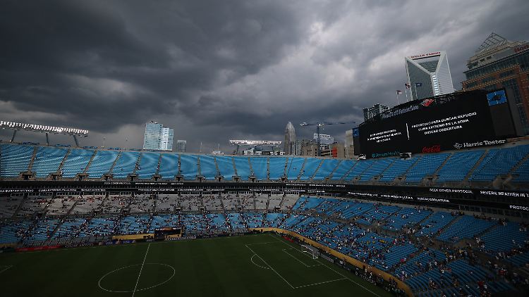 Unwetter ziehen über dem Stadion in Charlotte auf.