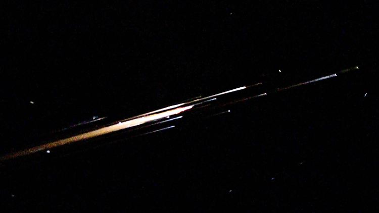 Ein Starlink-Satellit verglüht in der Erdumlaufbahn.