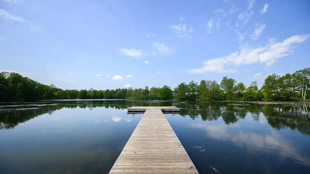 Ein-Steg-fuehrt-in-einen-See