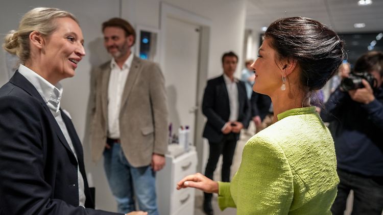 Alice Weidel und Sahra Wagenknecht verabschieden sich nach einem TV-Duell im Oktober. 