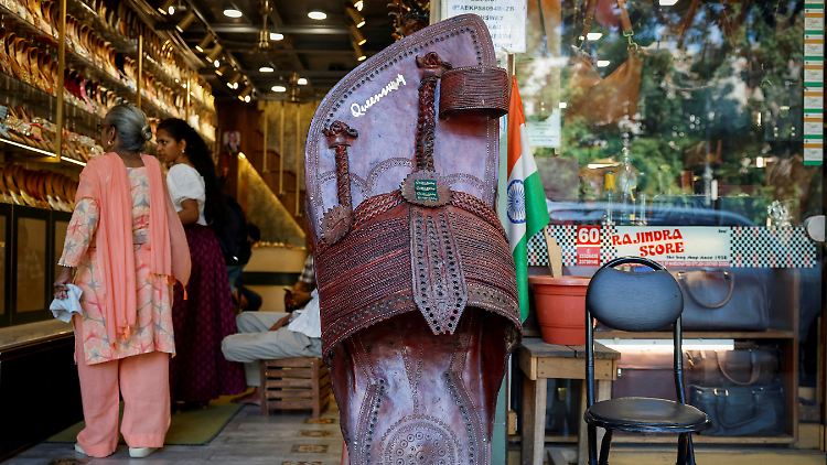 Ein Vergleich mit dem indische Original zeigt: Es gibt kaum einen Unterschied zum Prada-Design. 