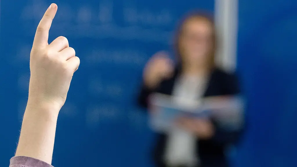 Ein-Schueler-meldet-sich-im-Unterricht