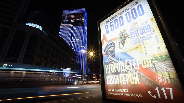 Russland wirbt mit viel Geld für den Kriegseinsatz, so wie hier in St. Petersburg.
