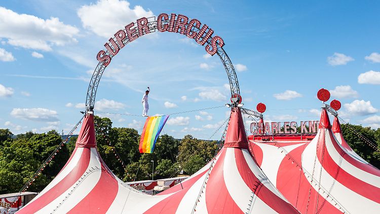 Der Hochseilartist David Ruiz befestigte die Regenbogenflagge über dem Zelt des Zirkus Charles Knie.