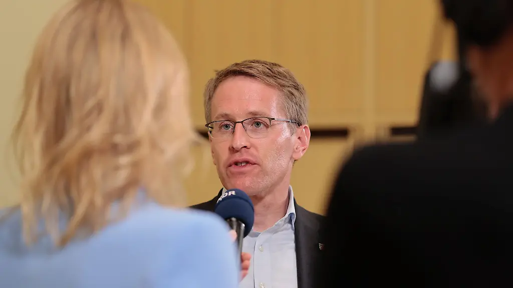Daniel-Guenther-CDU-M-Ministerpraesident-von-Schleswig-Holstein-spricht-waehrend-eines-Interviews-nach-einer-Hochrechnung-zur-Kommunalwahl-in-Schleswig-Holstein
