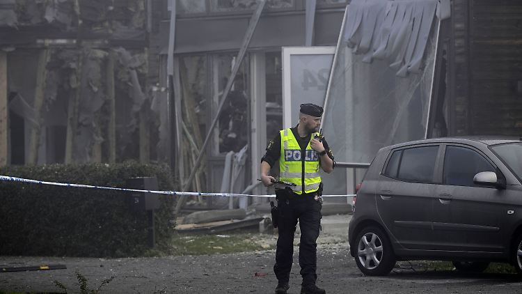 Ein schwedischer Polizist vor dem Ort einer Explosion. Sie wurde mit der Bandenkriminalität in Verbindung gebracht.  