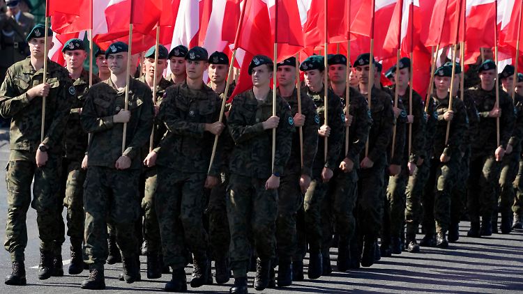 Soldaten tragen polnische Nationalfahnen während einer Militärparade am Tag der polnischen Streitkräfte.