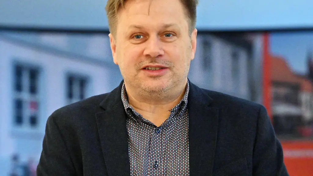 Frank-Steffen-Vorsitzender-der-Arbeitsgemeinschaft-spricht-auf-der-Pressekonferenz