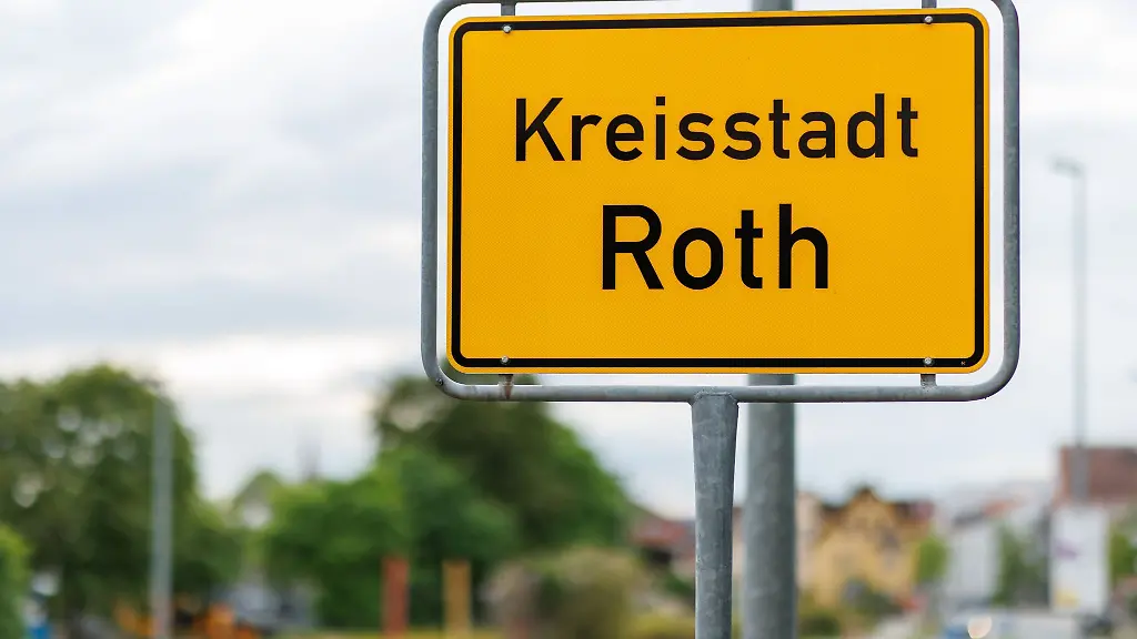 Das-Ortsschild-der-Kreisstadt-Roth