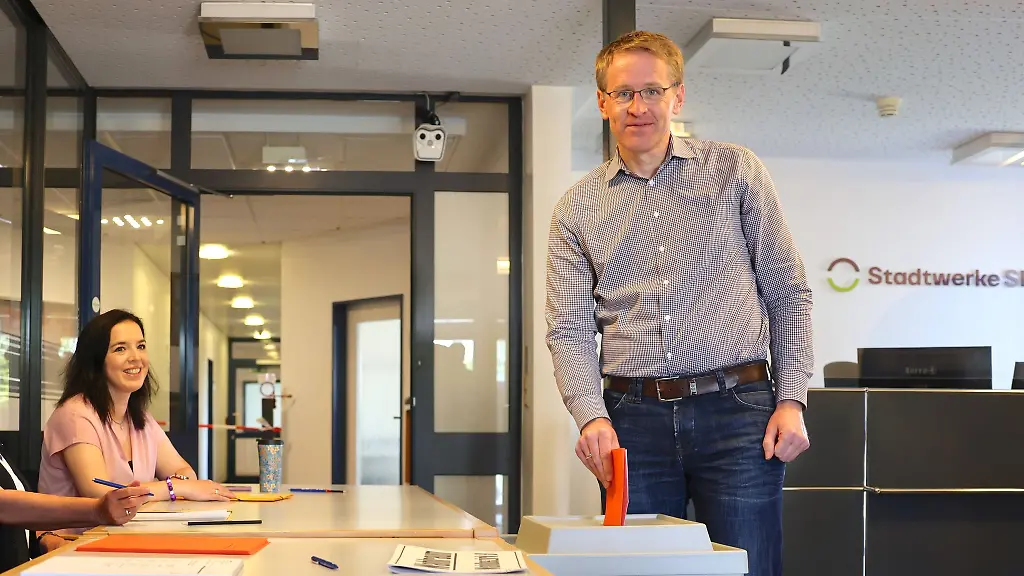 Daniel-Guenther-CDU-r-Ministerpraesident-von-Schleswig-Holstein-gibt-zur-Kommunalwahl-in-Schleswig-Holstein-an-seinem-Wohnort-seine-Stimme-ab