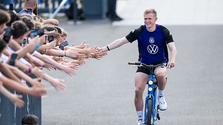 Burkardt begrüßt Fans der Nationalmannschaft.