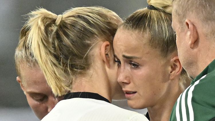 Lea Schüller (l.) tröstet Giulia Gwinn.