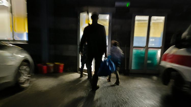 Carabinieri bringen die Kinder weg von dem abgelegenen Gehöft.