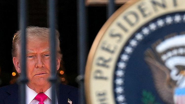 Donald Trump setzte am Nationalfeiertag seine Maßnahmen in Kraft: Steuersenkungen, Kürzungen bei Krankenversicherungen, mehr Geld für Abschiebungen.
