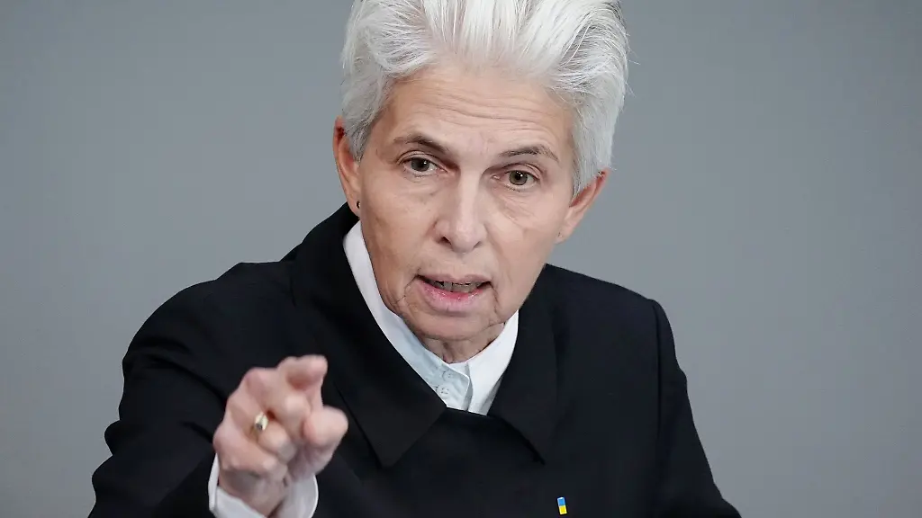 Marie-Agnes-Strack-Zimmermann-FDP-Vorsitzende-des-Verteidigungsausschusses-im-Bundestag-spricht-bei-der-Sitzung-des-Bundestags