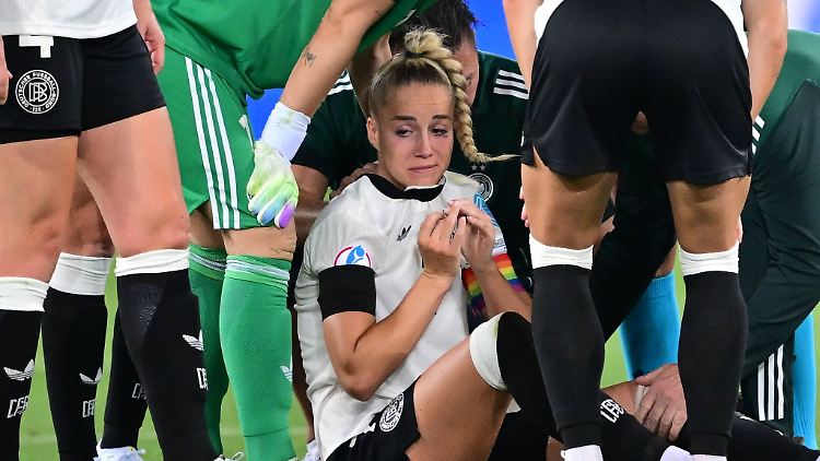 Schock für Giulia Gwinn (Mitte) gleich zum EM-Auftakt.