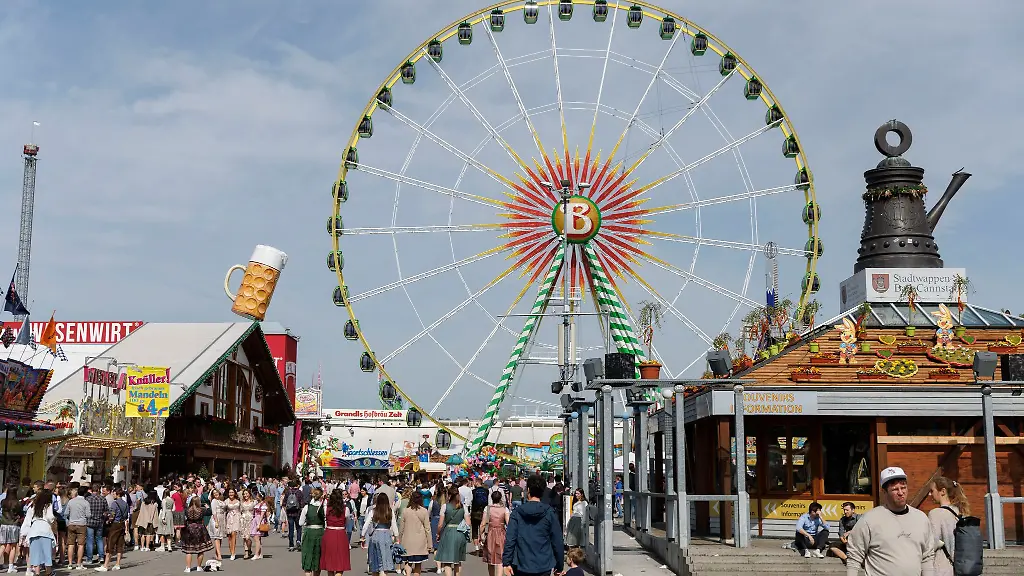 Besucher-und-Besucherinnen-gehen-bei-sonnigem-Wetter-ueber-das-Fruehlingsfest