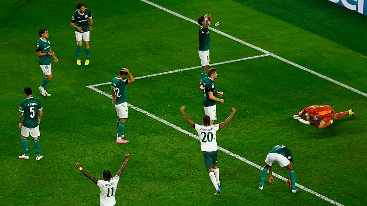 Keeper Weverton sorgt für Fassungslosigkeit bei seinem Team.